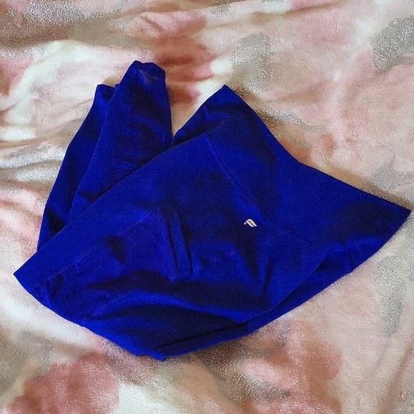 Fabletics On the Go Powerhold High Waisted Capri Workout Leggings with Pockets - Picture 2 of 4